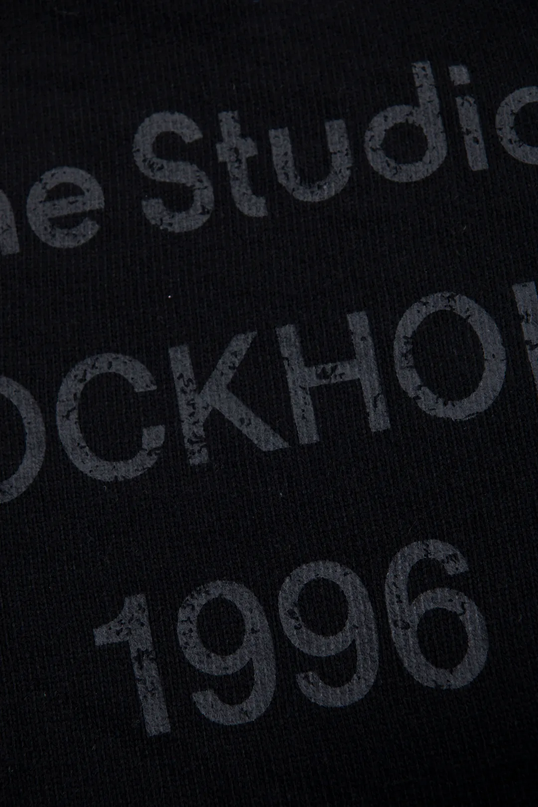 160 Acne Studios' minimalist design has become a new Nordic myth through artistic precipitation and sublimation. The typical cold style design has made fashion people who pursue low-key luxury become his loyal fans. Color: Black ACNE back sweater Fabric: 50% wool knitted fabric is thick and delicate, soft and skin-friendly, with good warmth retention. It can be worn alone or layered in autumn and winter with enough texture. Craftsmanship: The letters on the back are distressed and destroyed. The edges of the letters have a sense of wear. They are not ordinary flat printing. Details: All accessories are customized. The level of fineness can be compared with domestic. Cross-border special Size chart: S (chest 60, clothing length 66, sleeve length 81) M (chest 62, dress length 68, sleeve length 82) L (chest 64, dress length 70, sleeve length 83) 185-190cm, 185 pounds XL